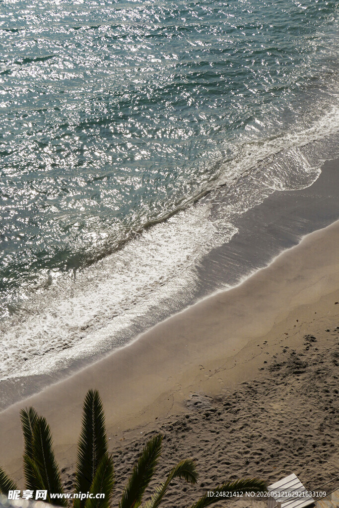 海边沙滩与海浪景观