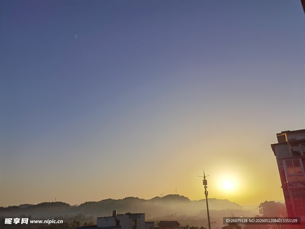 日出时分城市与远山景象