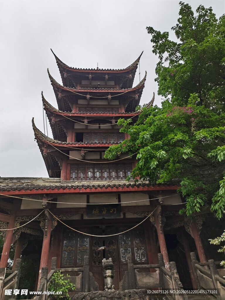 古雅中式楼阁与葱郁绿树