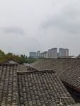古瓦屋顶与远处现代建筑