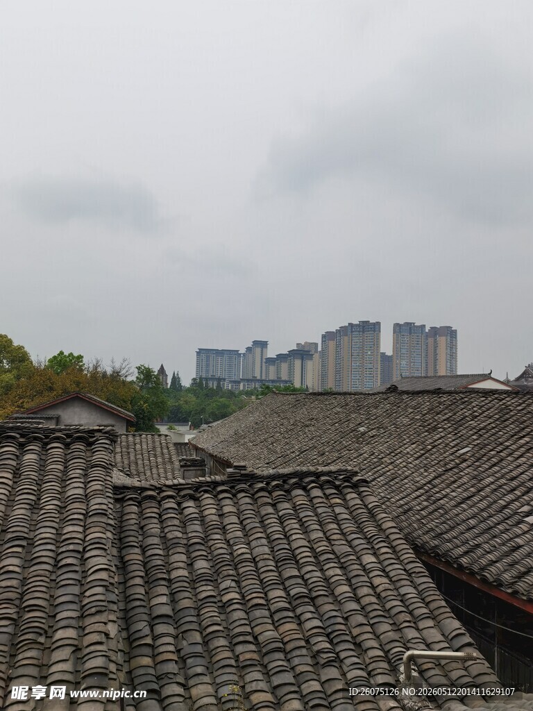古瓦屋顶与远处现代建筑