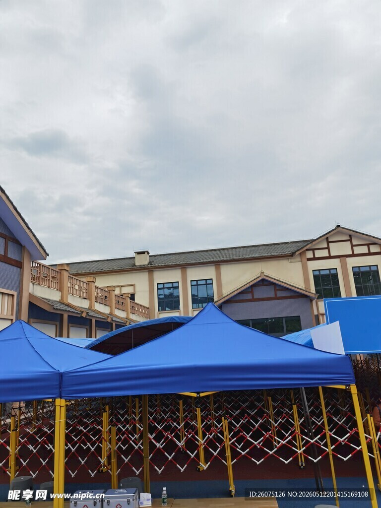 户外蓝色帐篷集市场景