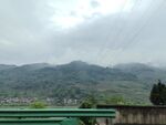 山间云雾缭绕的村落景色