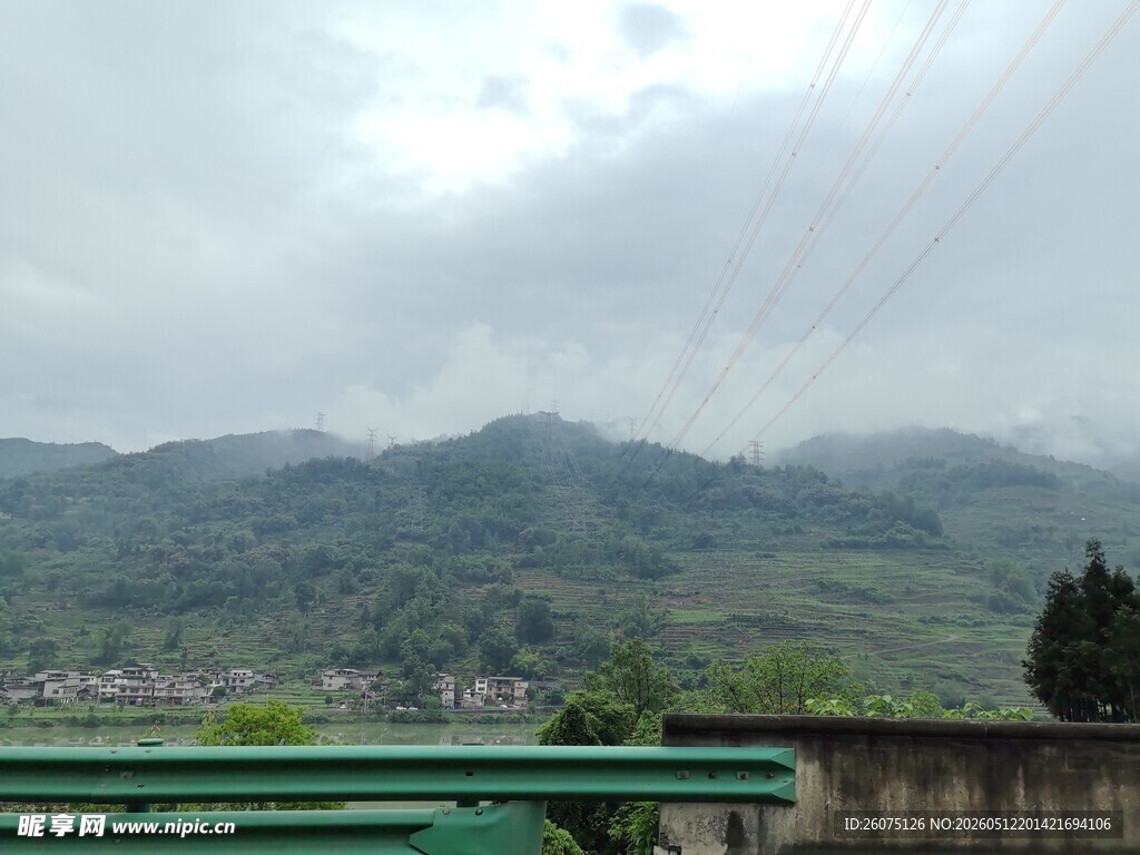 山间云雾缭绕的村落景色