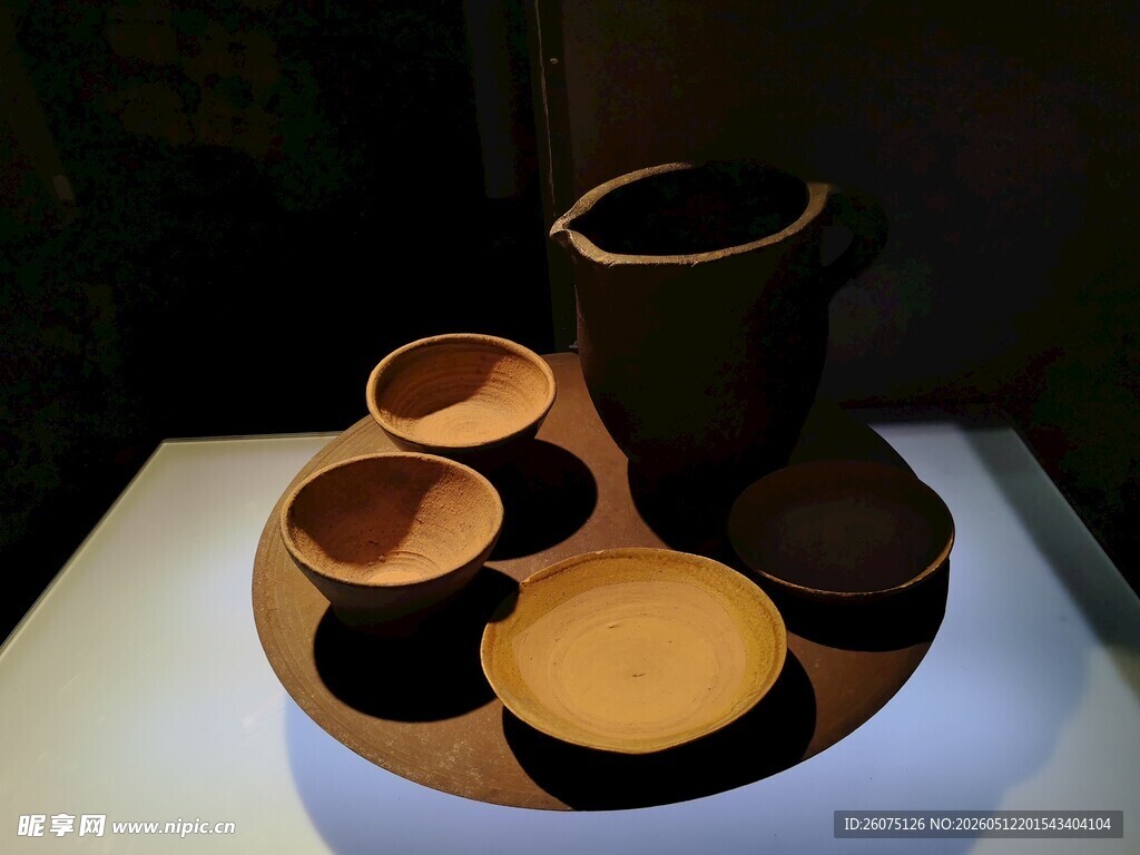 古代陶制容器组合展示