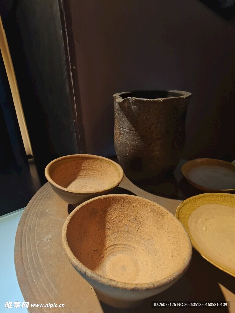 古朴陶制碗具与容器