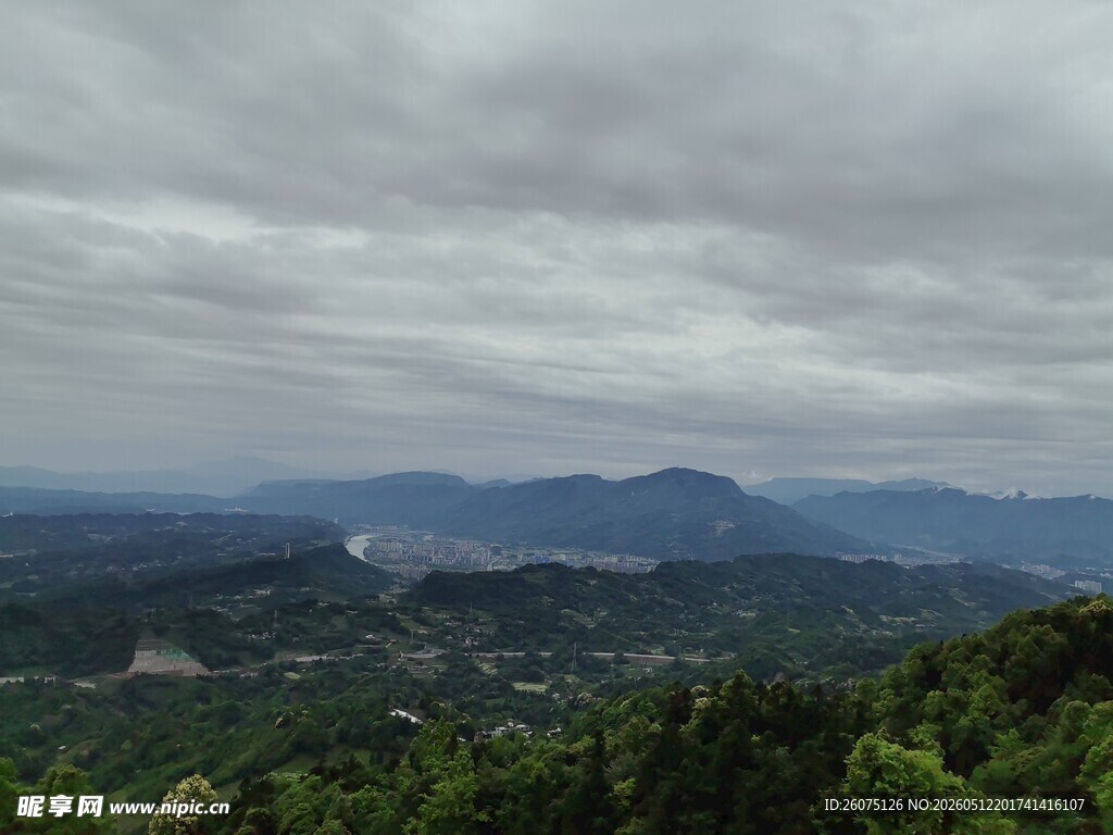 云雾缭绕的山峦景观