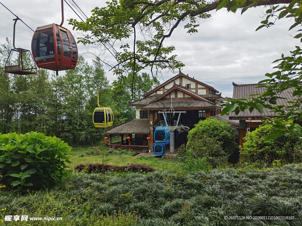 景区缆车与特色小屋