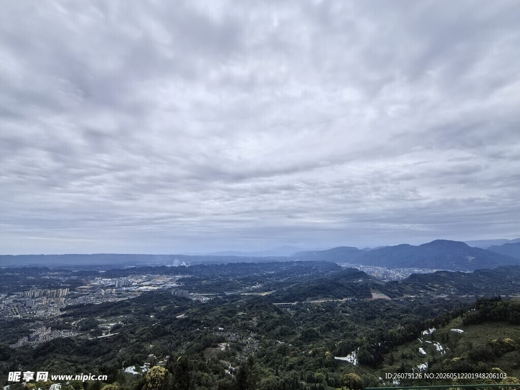 云雾笼罩下的山峦与谷地