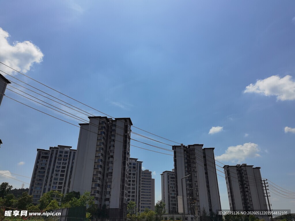 城市高楼与晴朗天空
