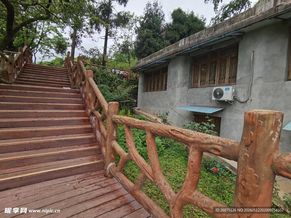 木质阶梯旁的乡村小屋