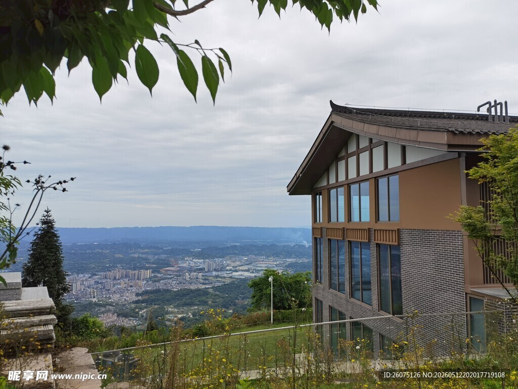 山顶别墅俯瞰壮丽风景