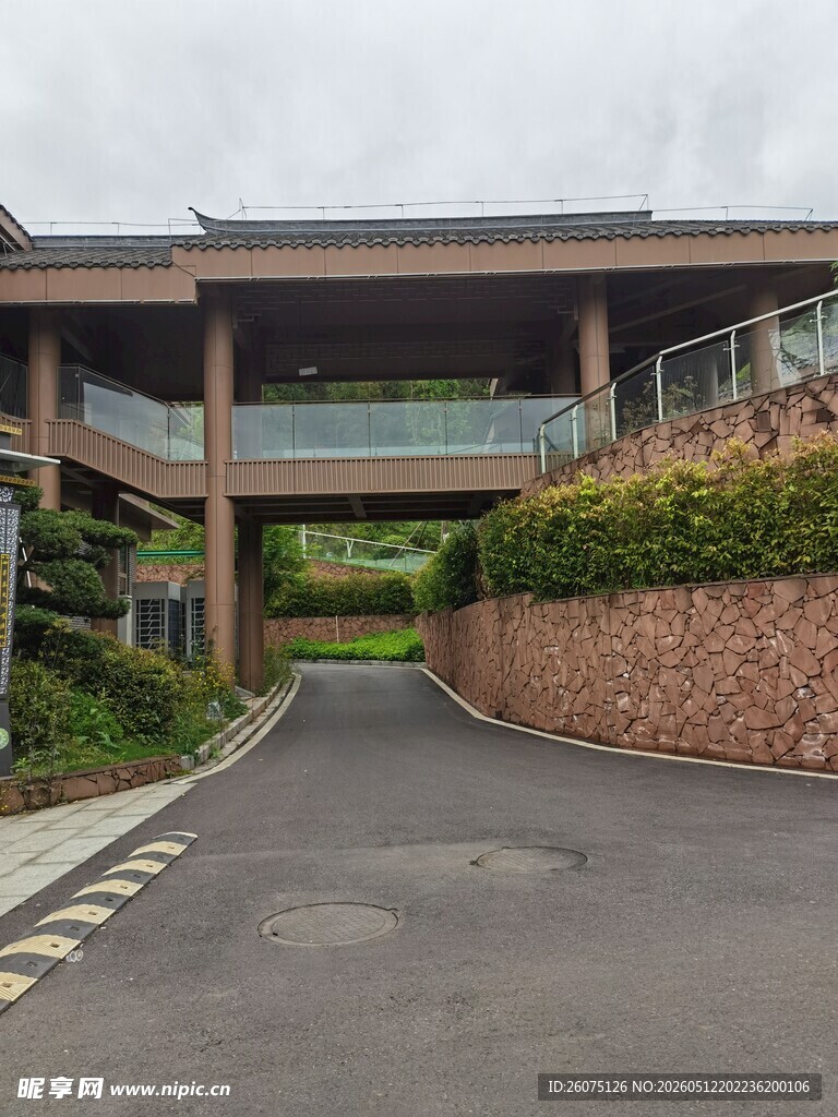 现代风格建筑旁的道路