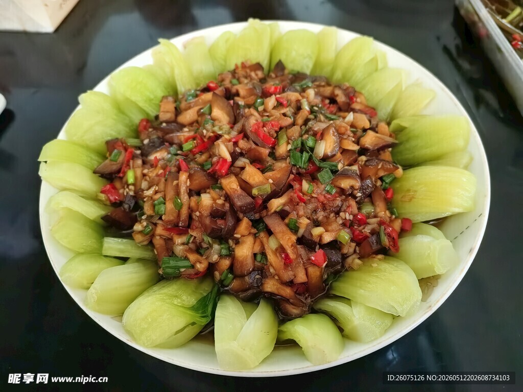 凉拌黄瓜配香辣酱料