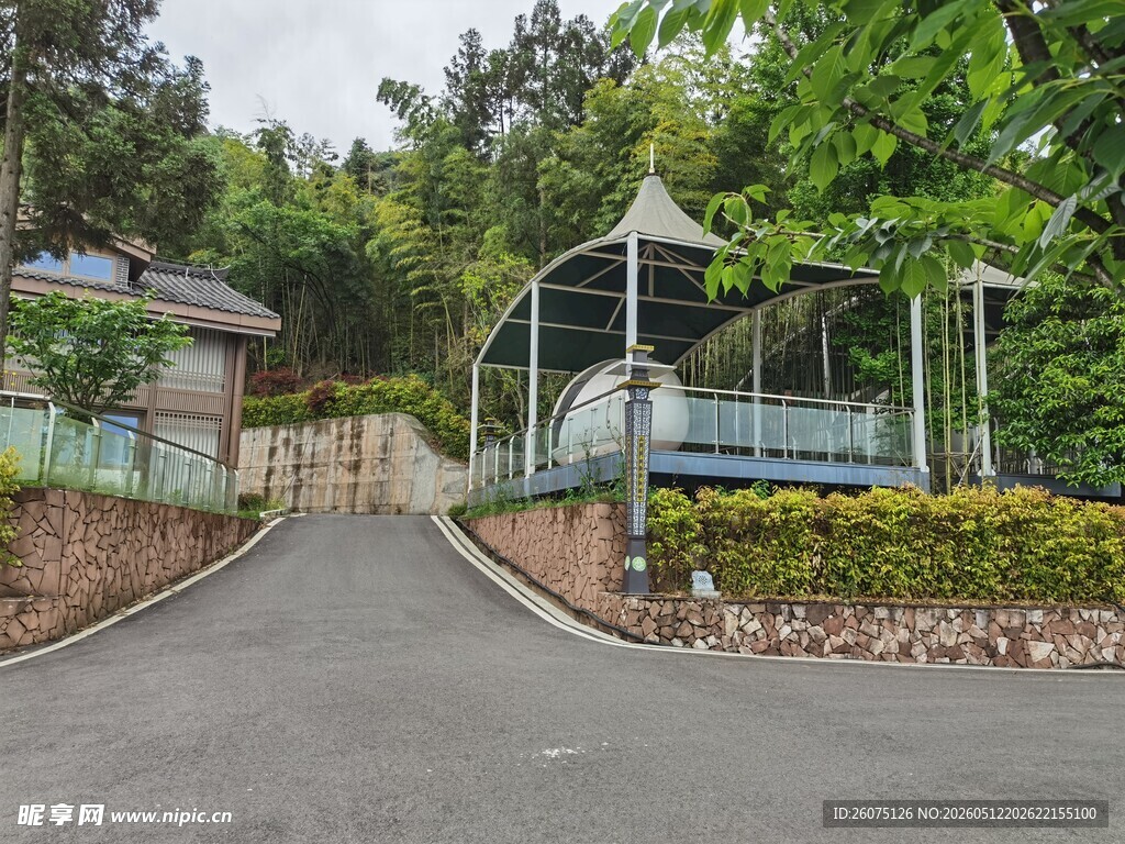 山间精致观景台与步道