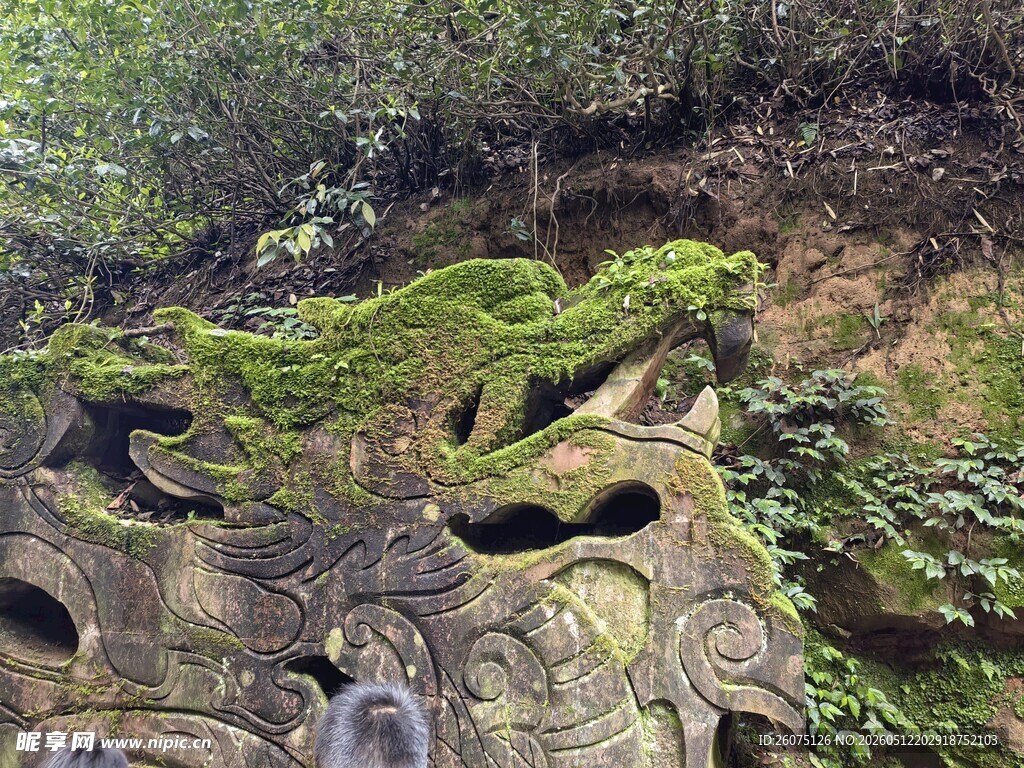 青苔覆盖的古老石雕景观