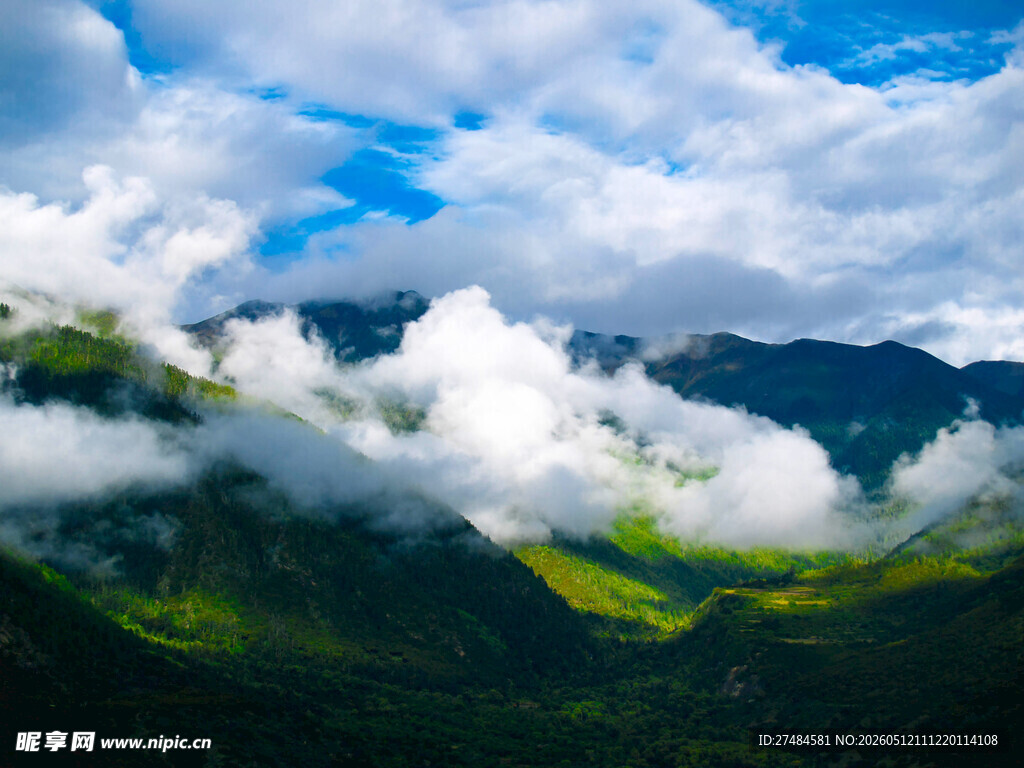 云雾缭绕的壮美山峦景色