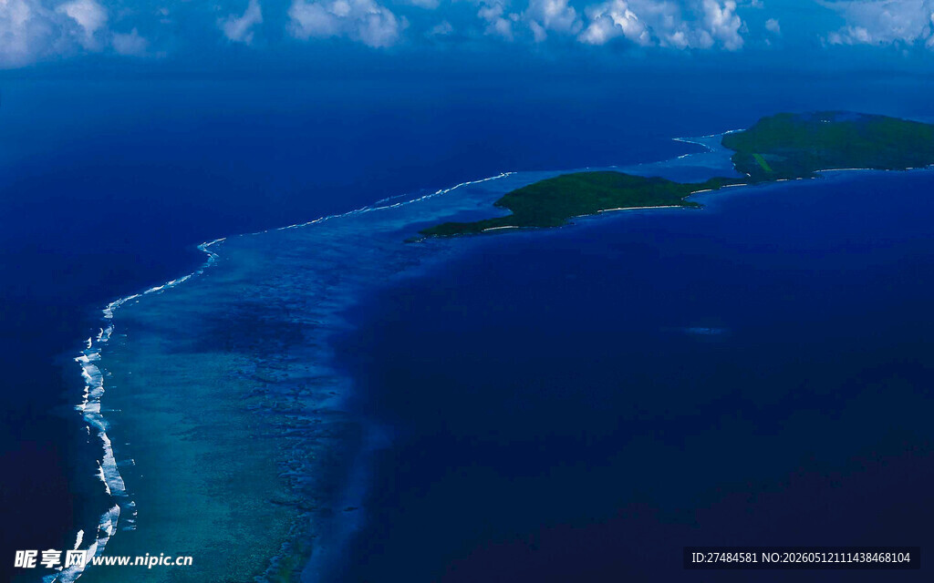 美丽海岛的蔚蓝海景
