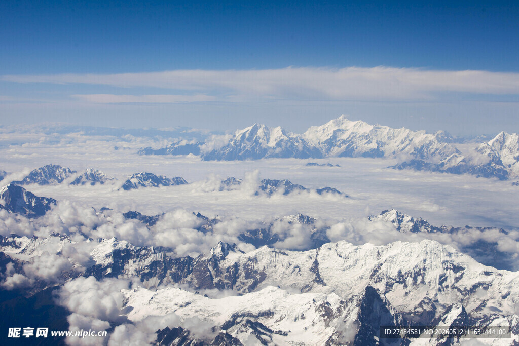 高空俯瞰壮丽雪山景观