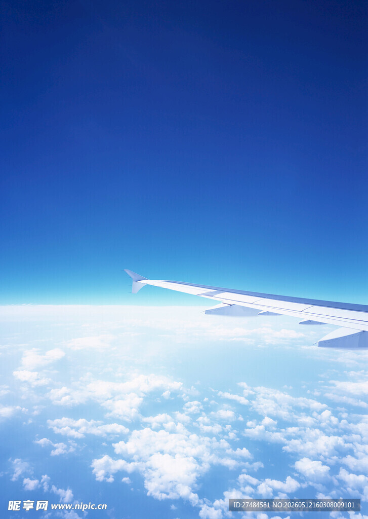高空飞机机翼与云海景观