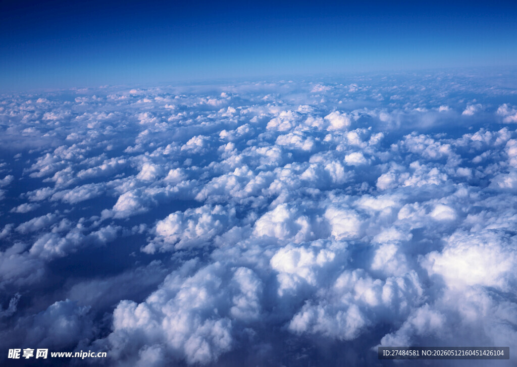 高空俯瞰壮丽云海景观