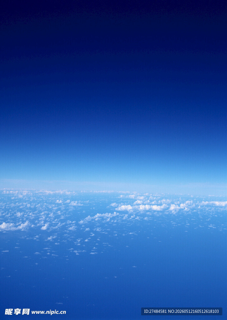 高空俯瞰蔚蓝云海景观