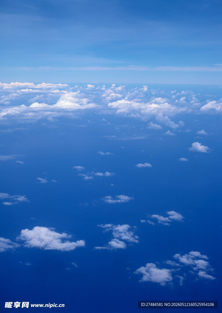 高空俯瞰的蔚蓝云海