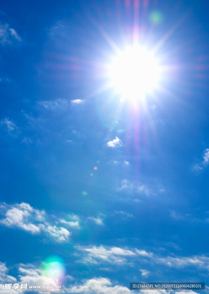 晴朗蓝天闪耀的明亮太阳