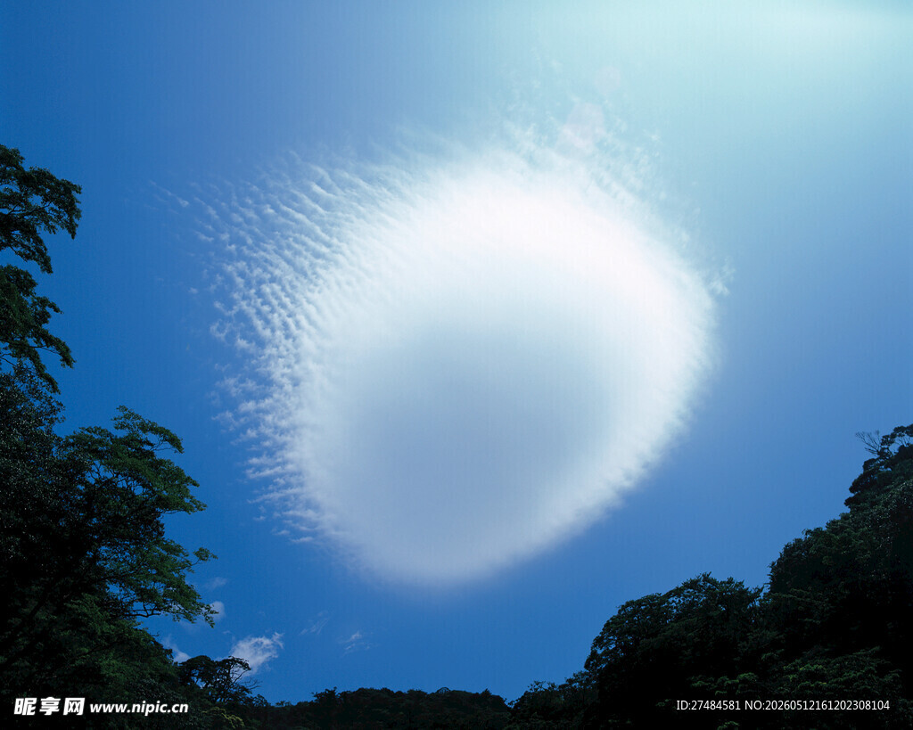天空中奇异的白色云团