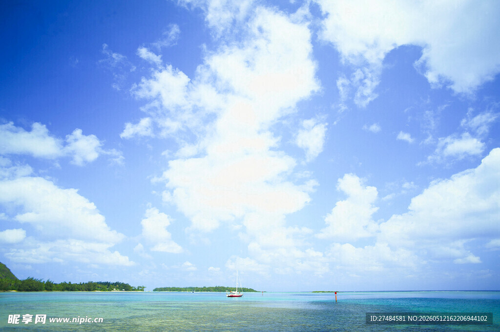 碧海蓝天中的美丽海岛