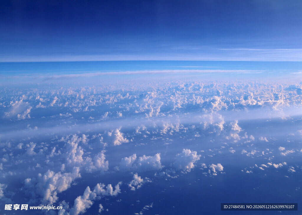 高空俯瞰壮丽云海景观