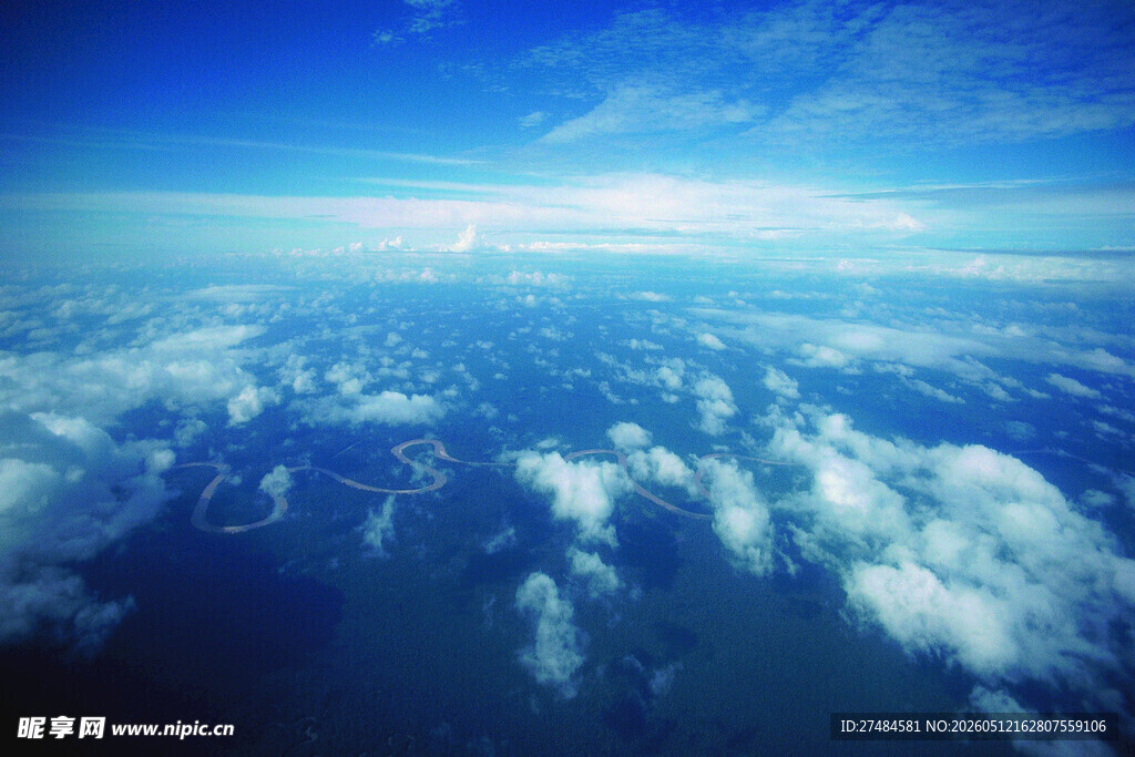高空俯瞰云海壮丽景观