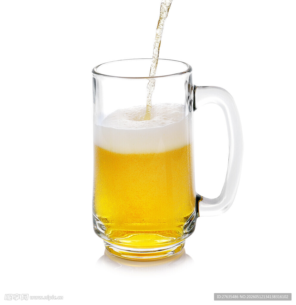 啤酒倒入玻璃杯中