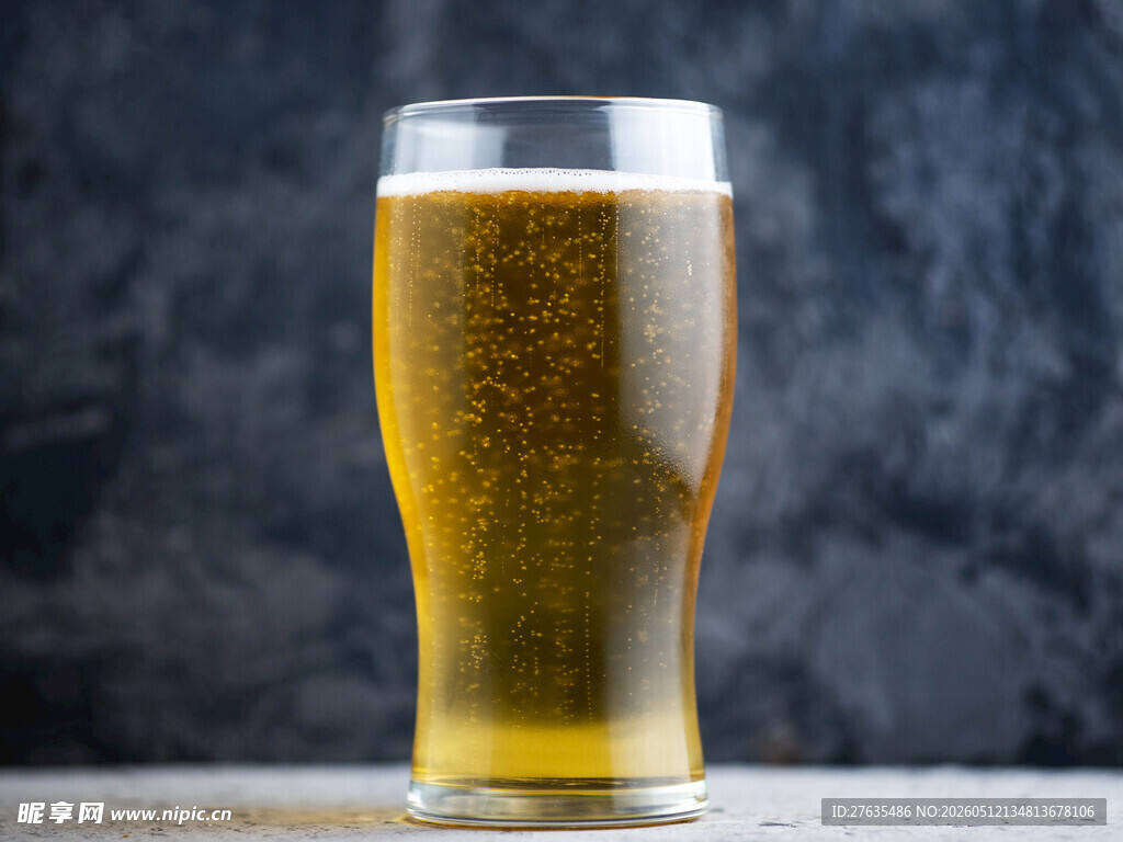 满杯金黄啤酒特写