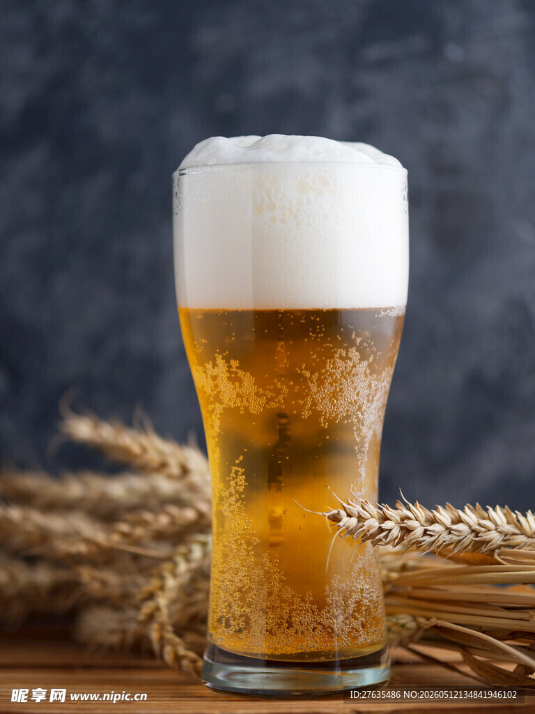 麦香啤酒泡沫丰富满溢