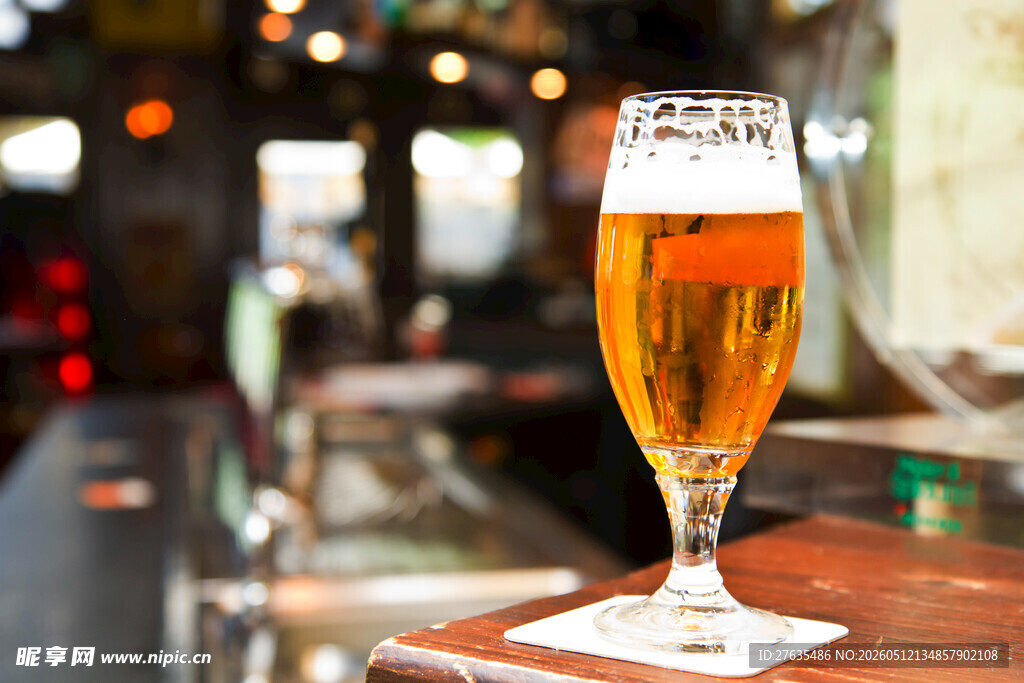 酒吧中精致的一杯啤酒