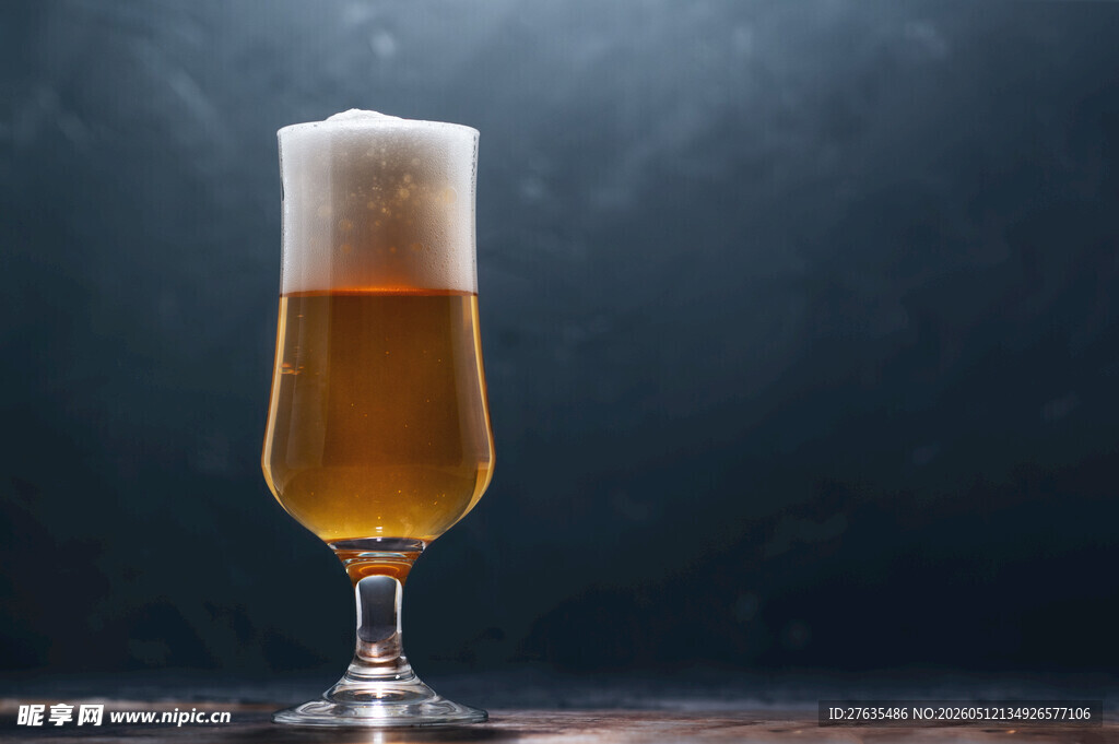 高脚杯中的泡沫啤酒