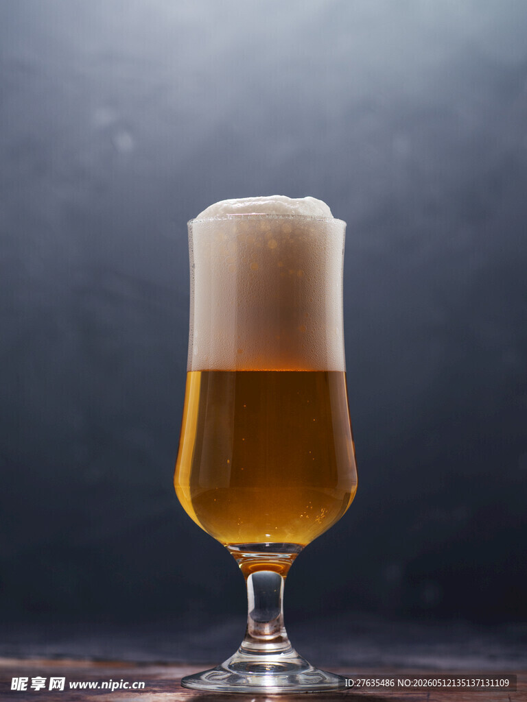 高脚杯中的金黄泡沫啤酒