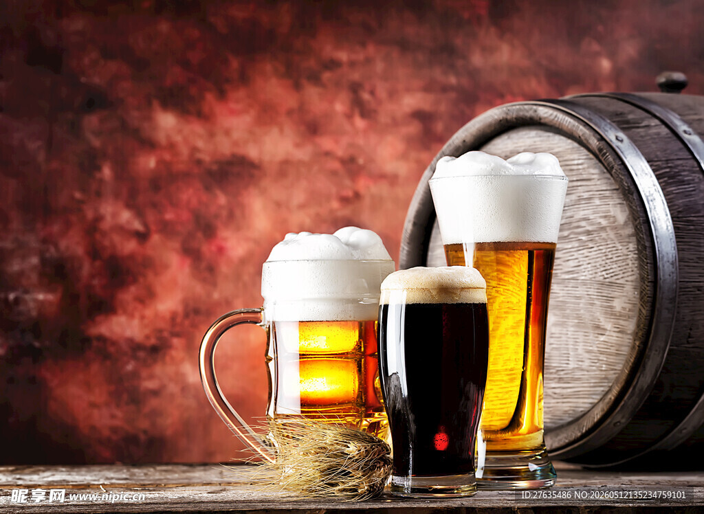 多样啤酒与酒桶的惬意组合