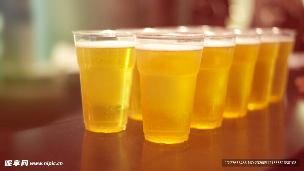 一排金黄啤酒杯