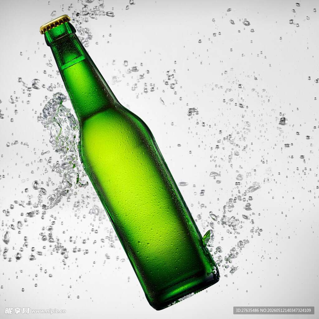 绿色啤酒瓶水花飞溅瞬间