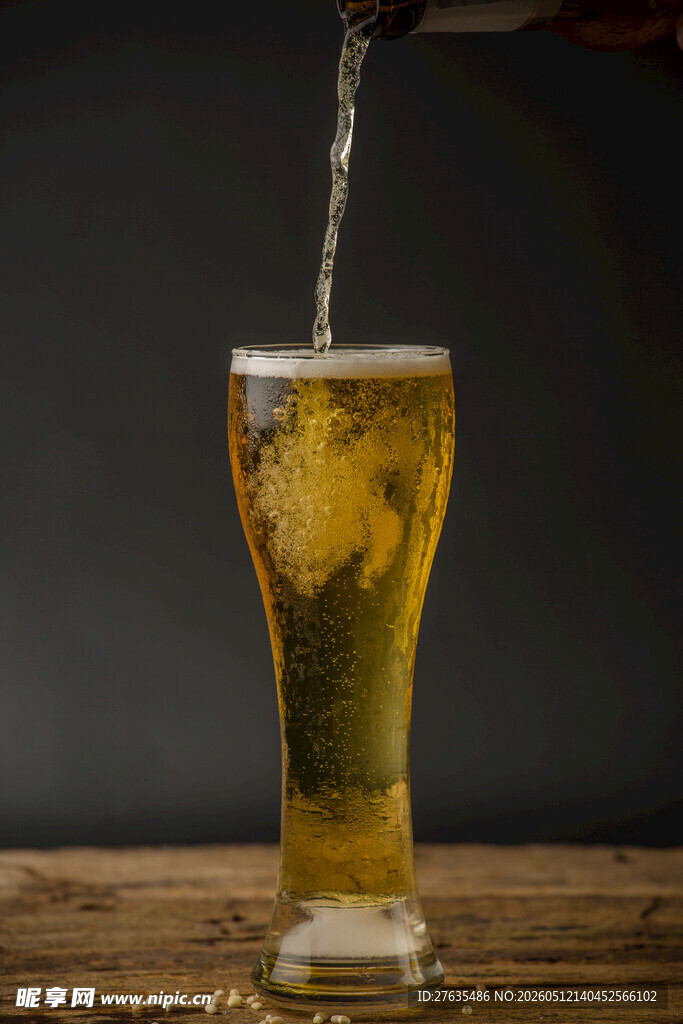 啤酒倒入高脚杯瞬间