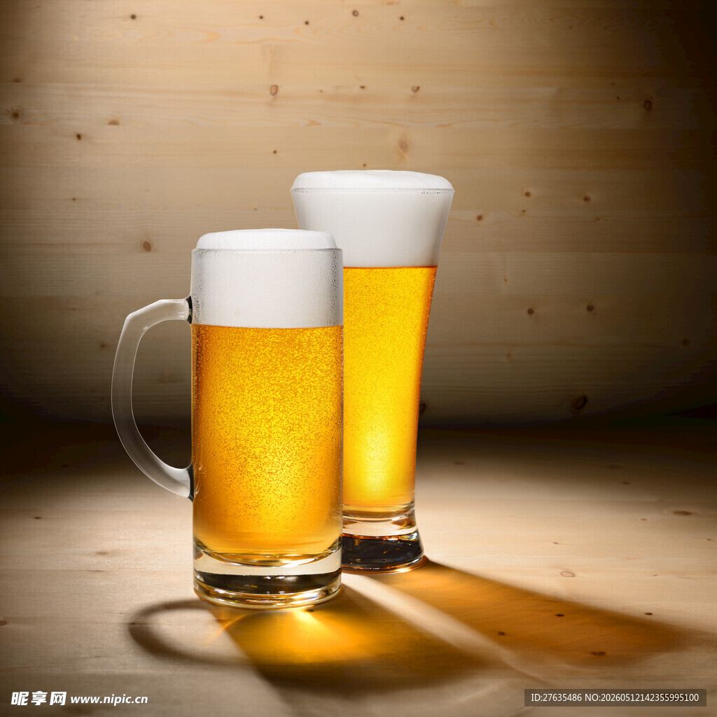 两杯满溢的金黄啤酒