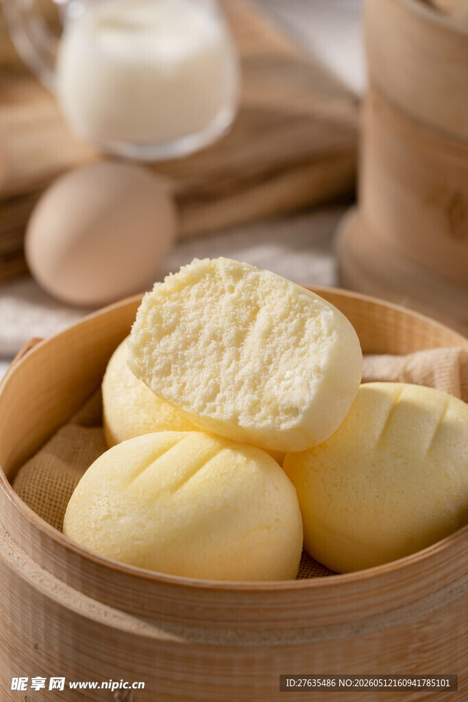 竹笼里的美味松软白馒头