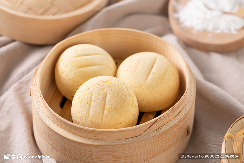 竹制蒸笼里的美味白面馒头