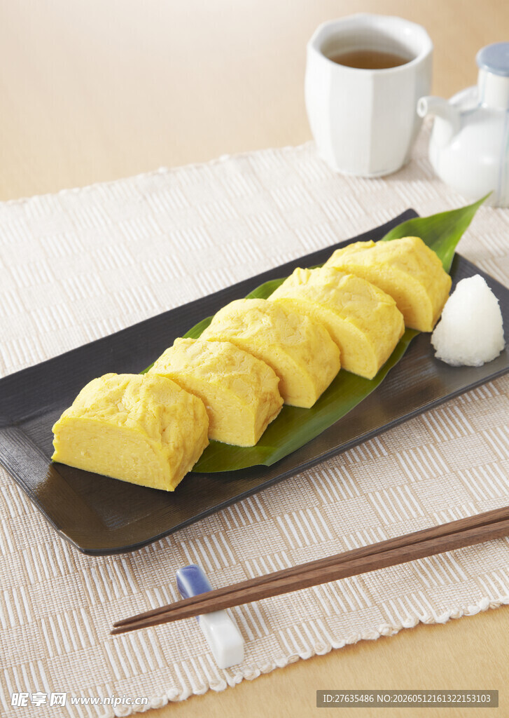 日式玉子烧摆放在餐盘中