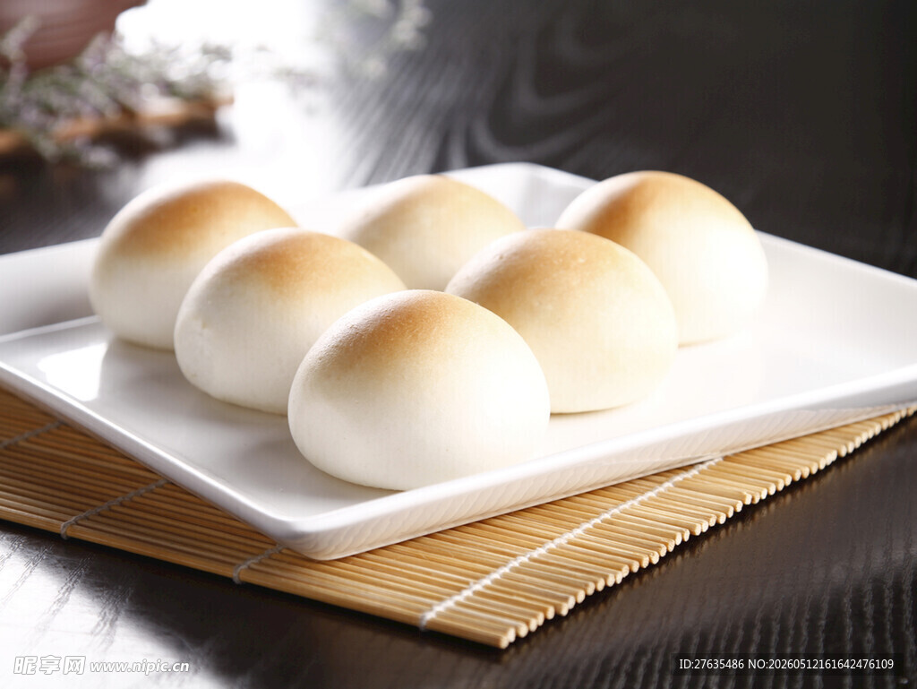 美味白面馒头摆于盘中