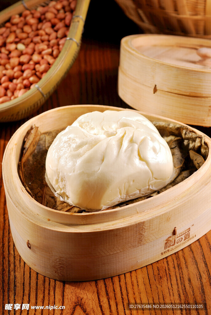 竹制蒸笼里的美味白包子