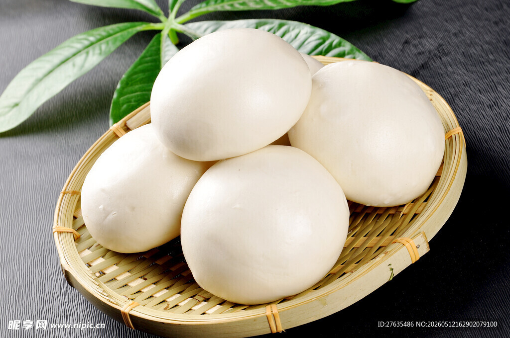 竹篮里的美味白面馒头