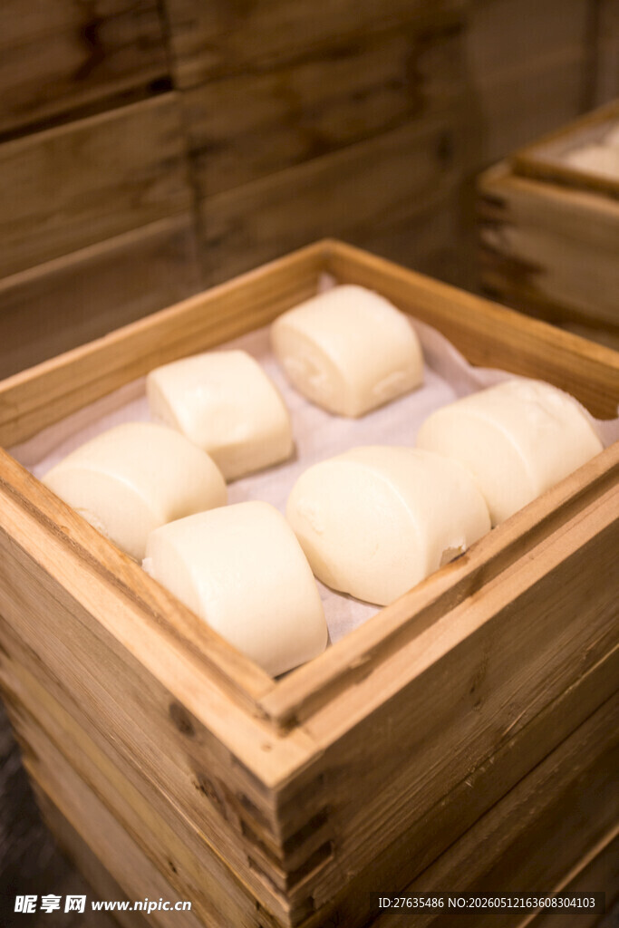 竹制蒸笼里的美味白馒头